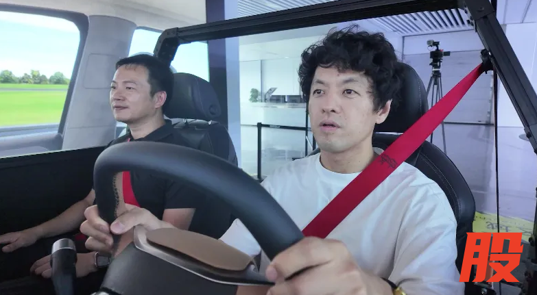 竹内亮（右）在浙江吉利体验虚拟AI车身控制技术。（纪录片截图）
